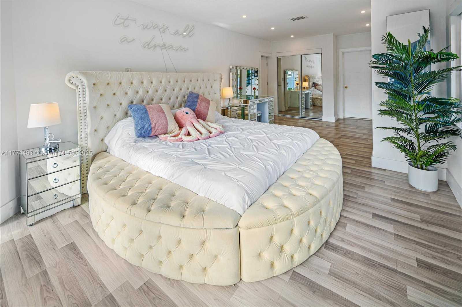 Small Image of 1460 MARSEILLE DR, Miami Beach Number 36