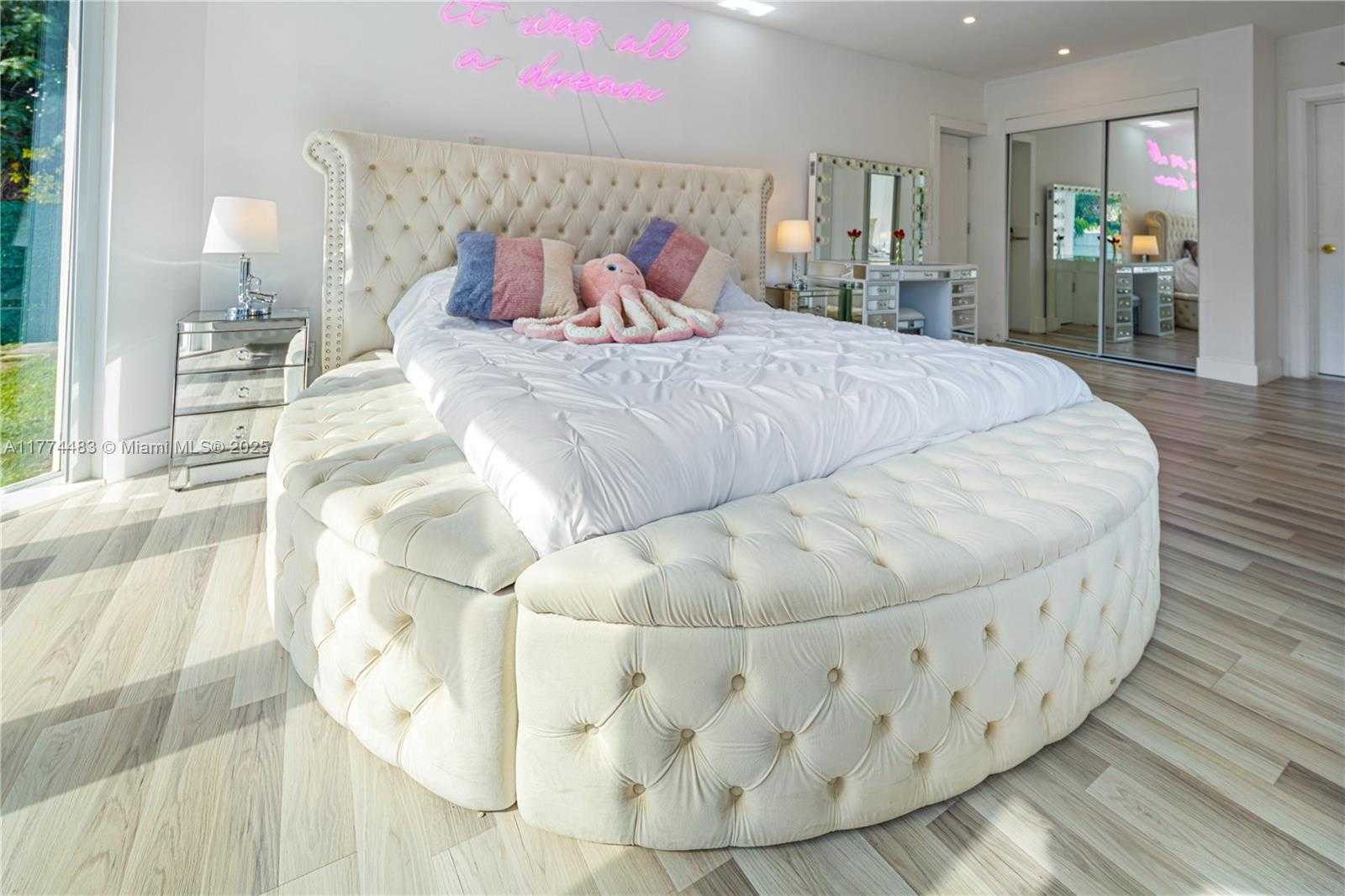 Small Image of 1460 MARSEILLE DR, Miami Beach Number 37