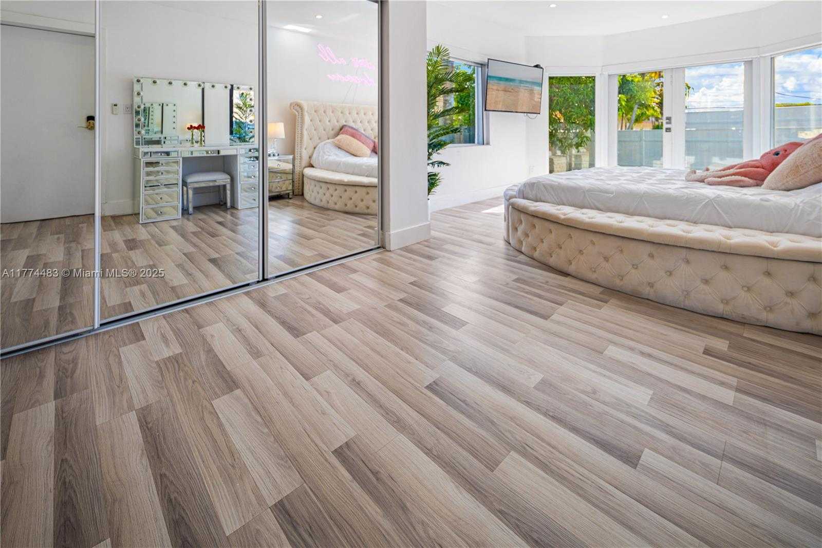 Small Image of 1460 MARSEILLE DR, Miami Beach Number 38
