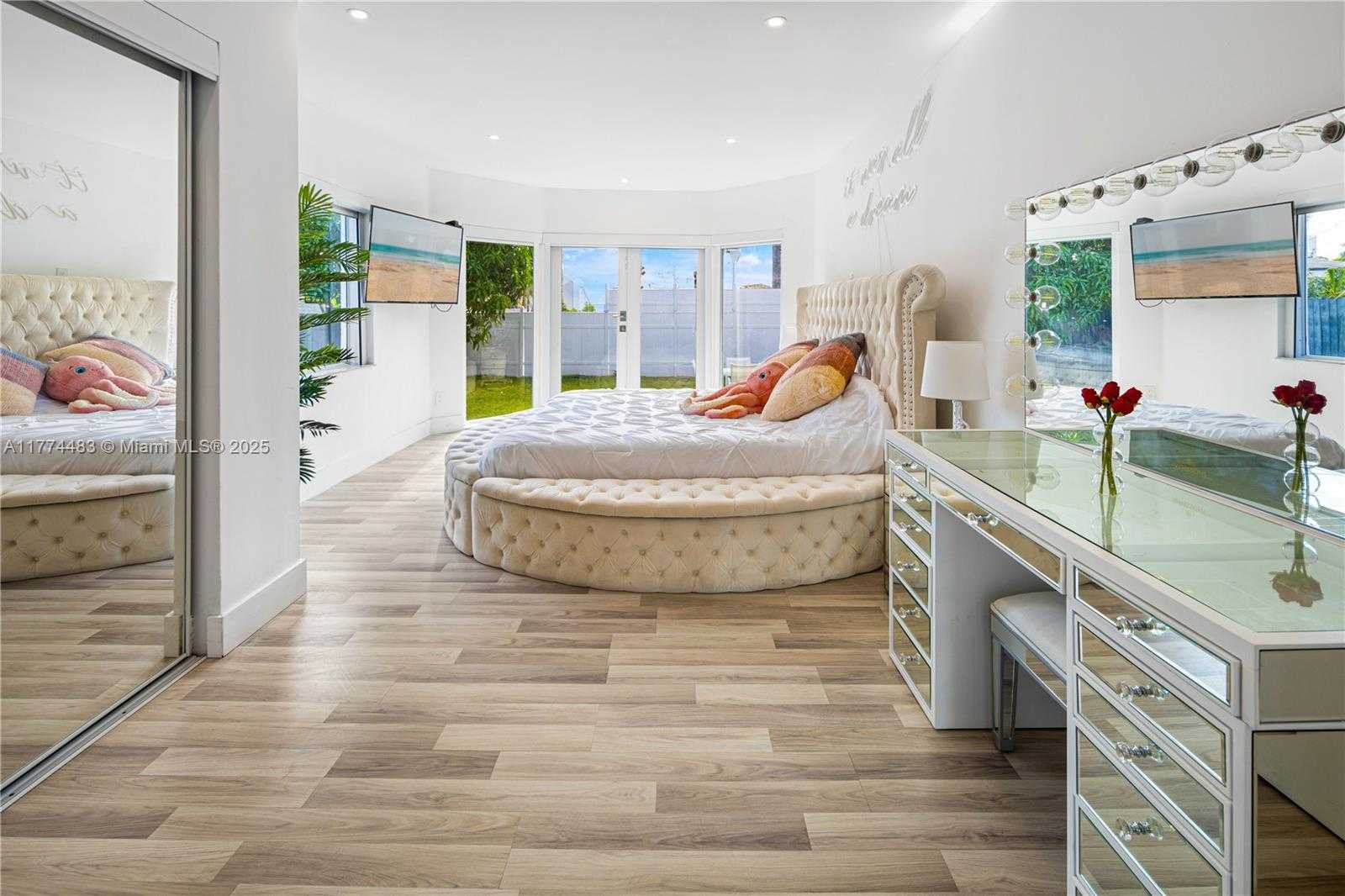 Small Image of 1460 MARSEILLE DR, Miami Beach Number 39