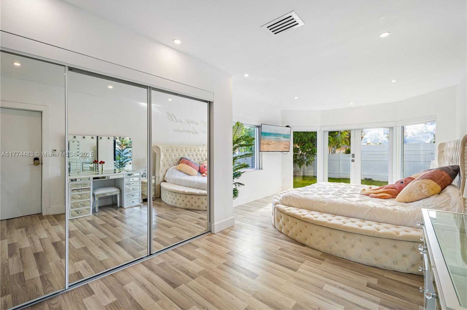 Small Image of 1460 MARSEILLE DR, Miami Beach Number 41