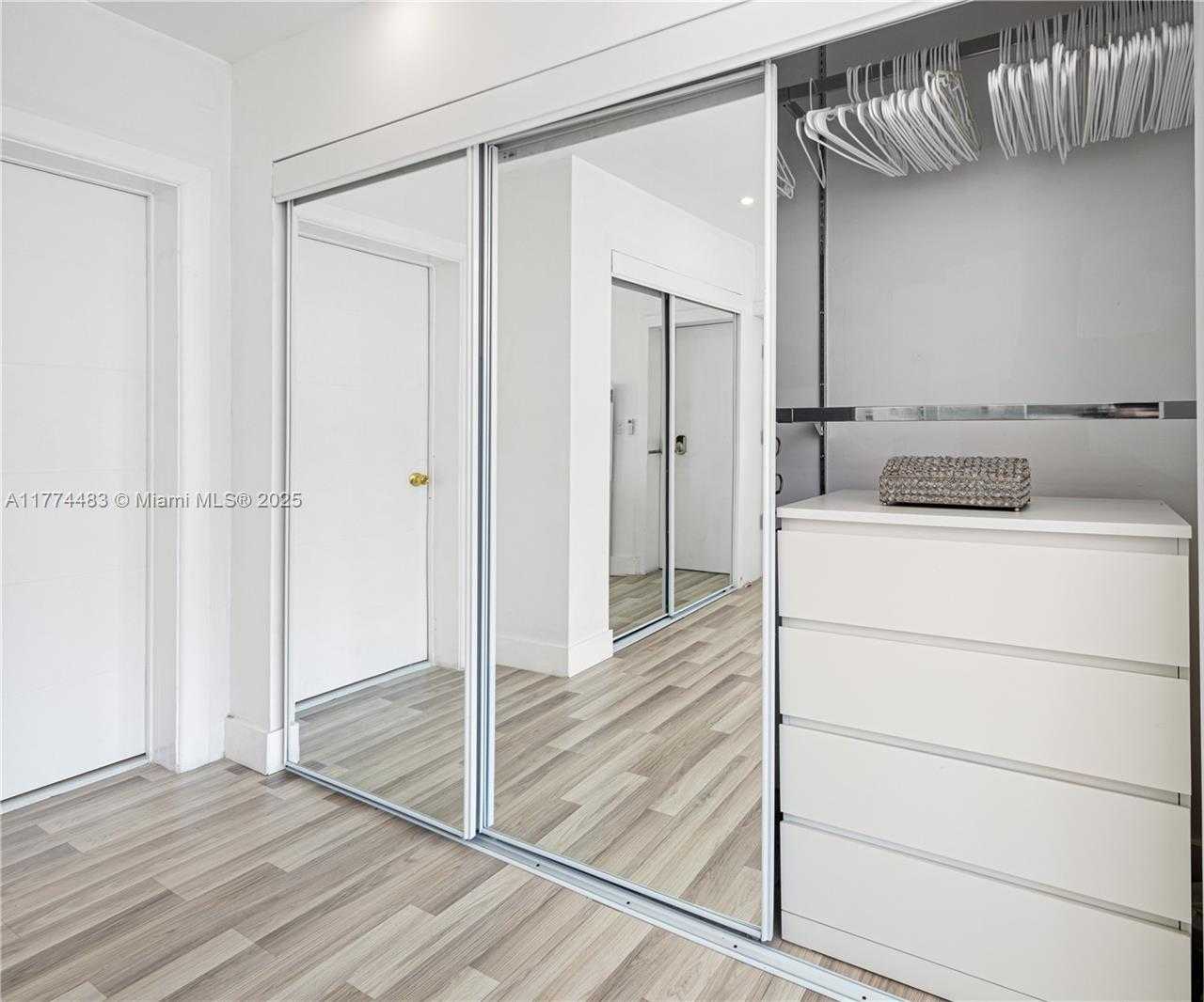 Small Image of 1460 MARSEILLE DR, Miami Beach Number 43