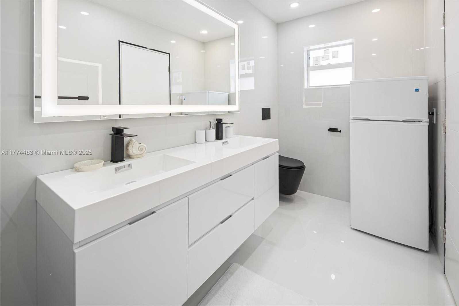 Small Image of 1460 MARSEILLE DR, Miami Beach Number 44
