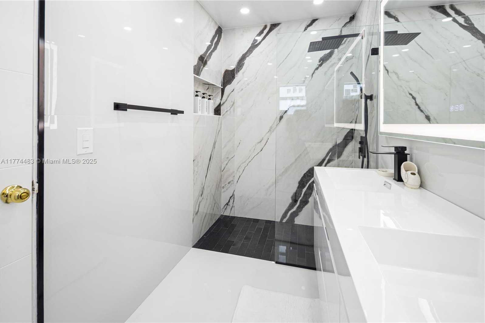 Small Image of 1460 MARSEILLE DR, Miami Beach Number 45
