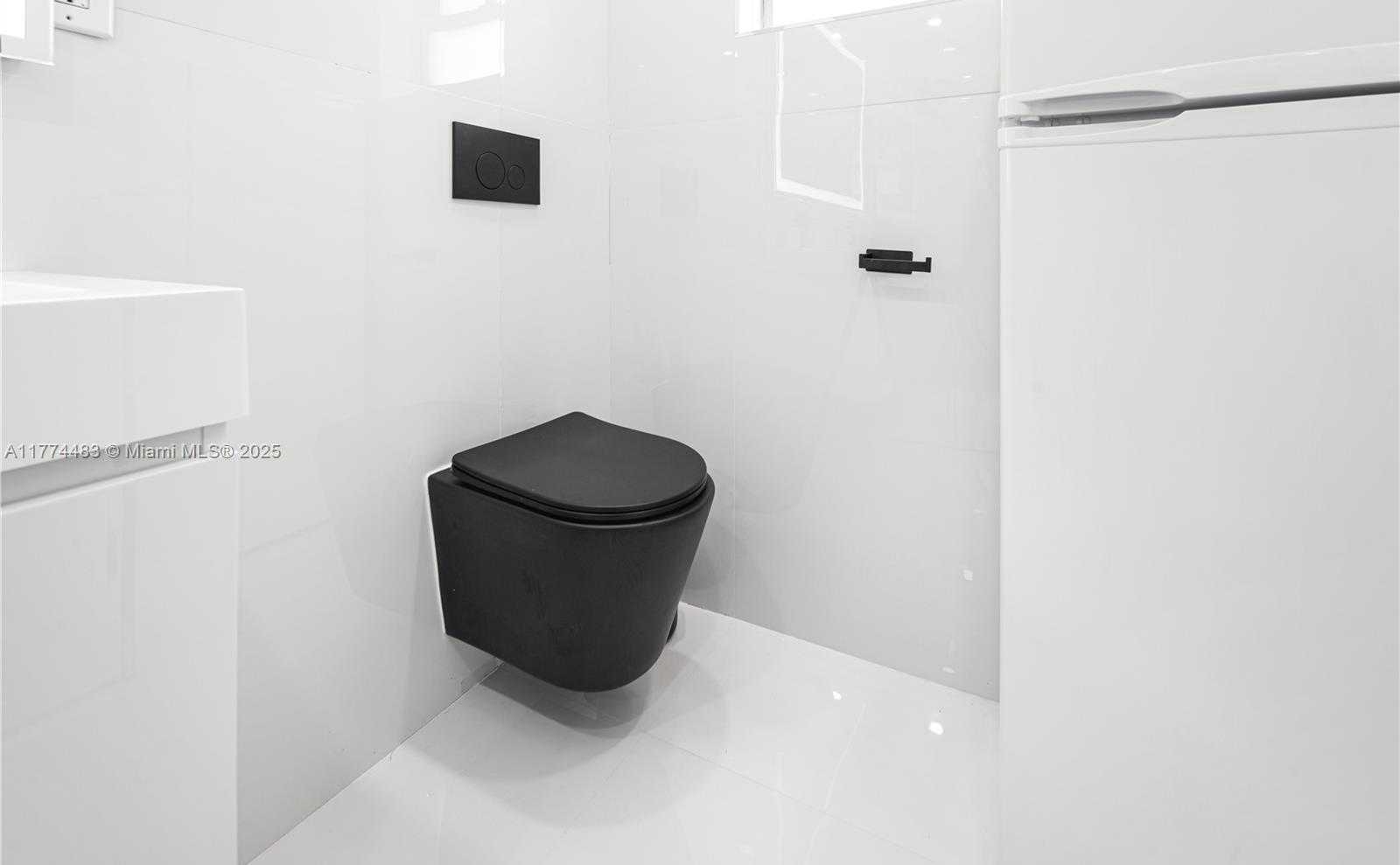 Small Image of 1460 MARSEILLE DR, Miami Beach Number 46