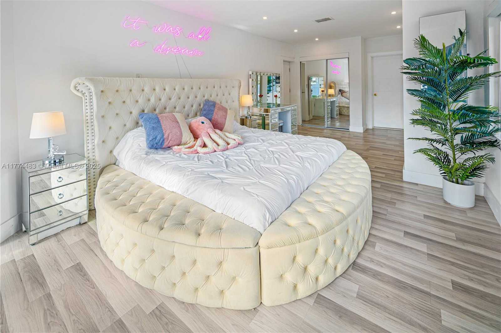 Small Image of 1460 MARSEILLE DR, Miami Beach Number 5