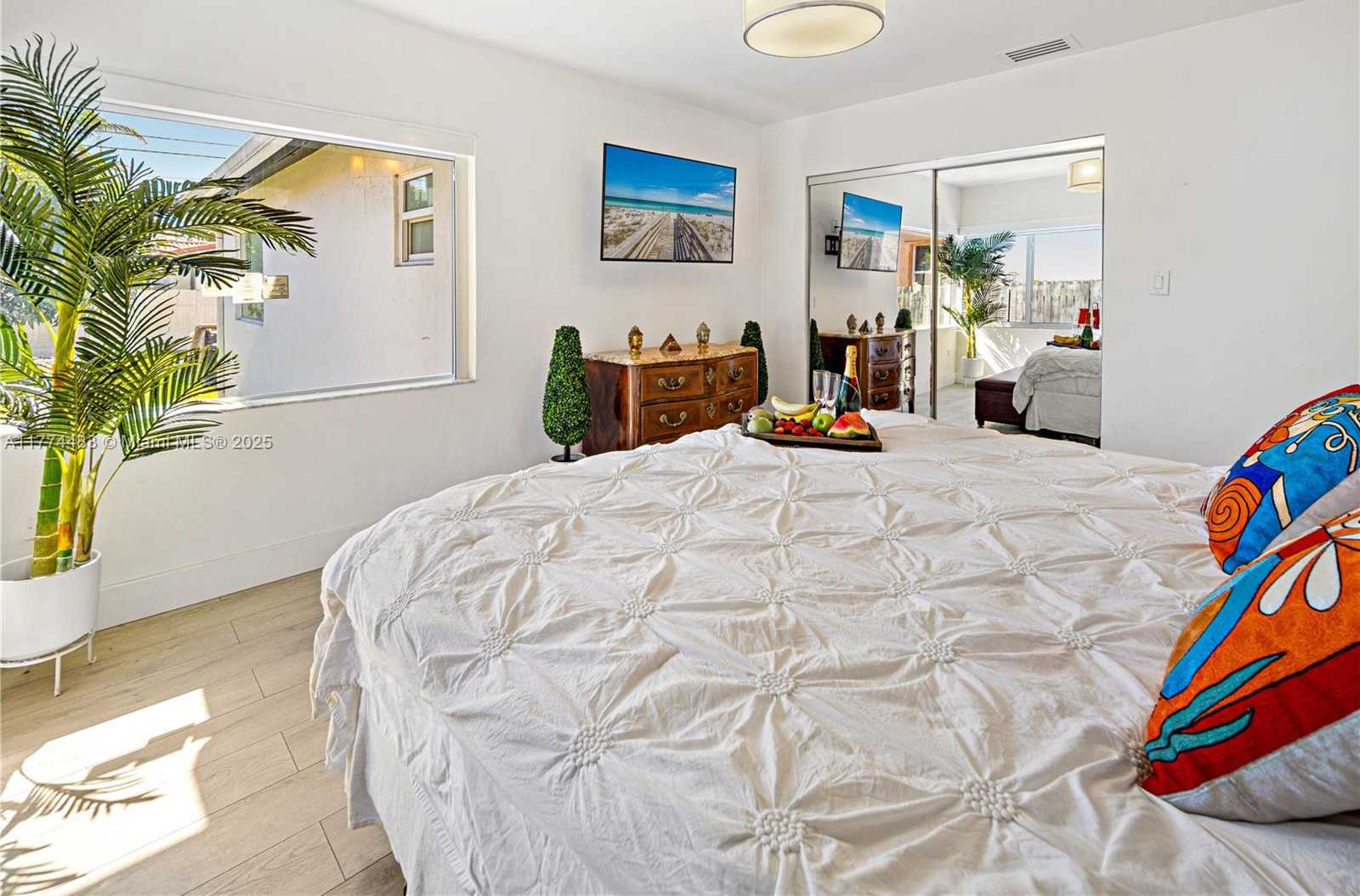 Small Image of 1460 MARSEILLE DR, Miami Beach Number 52