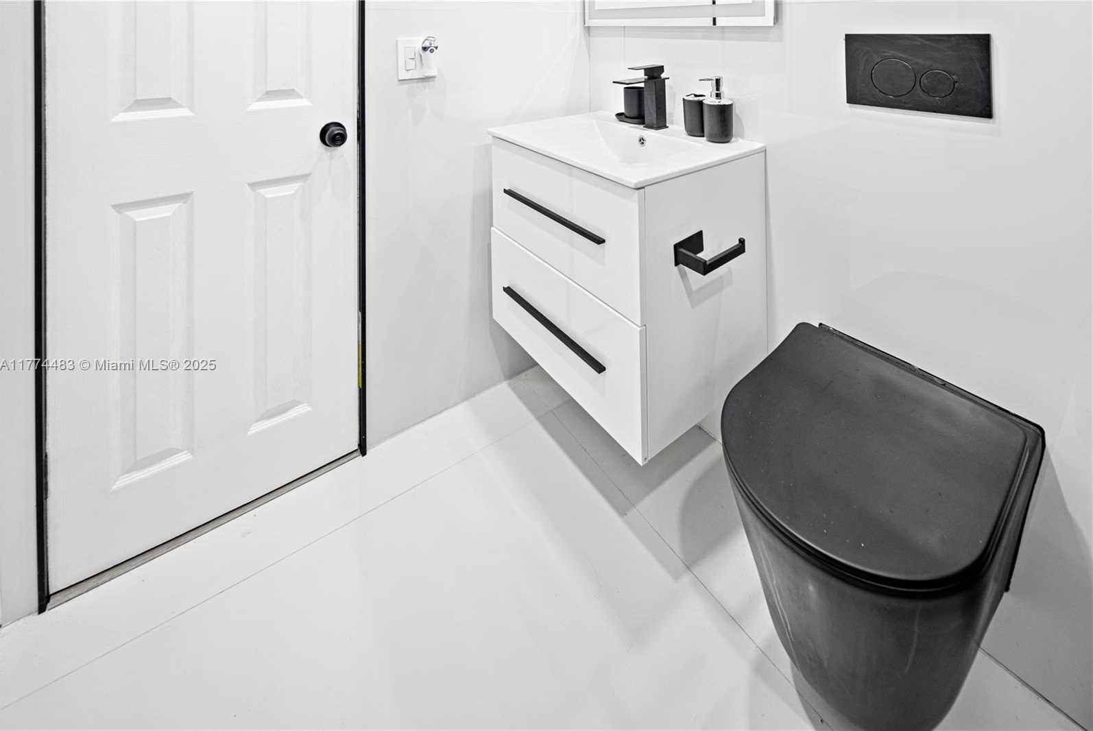 Small Image of 1460 MARSEILLE DR, Miami Beach Number 54