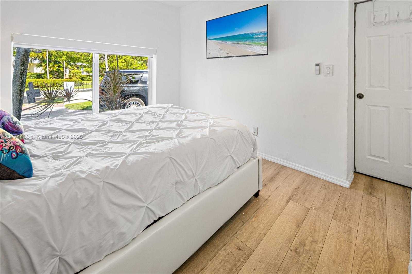 Small Image of 1460 MARSEILLE DR, Miami Beach Number 61