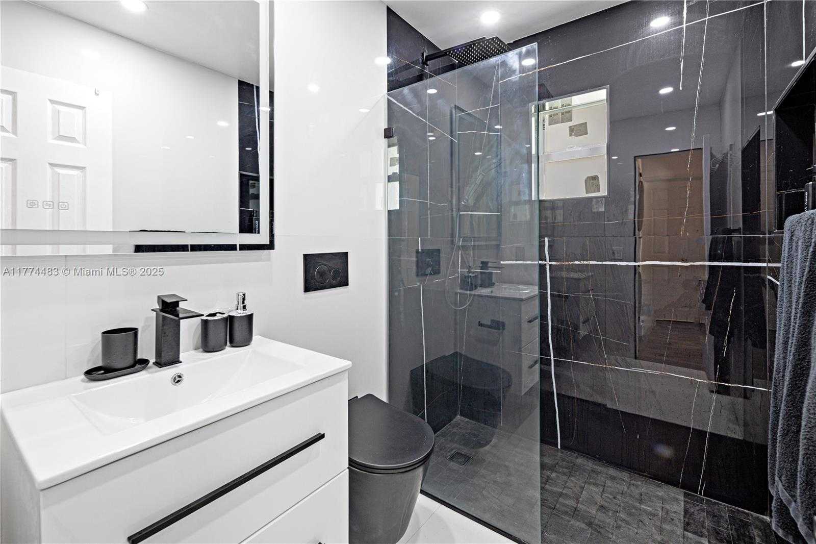 Small Image of 1460 MARSEILLE DR, Miami Beach Number 65