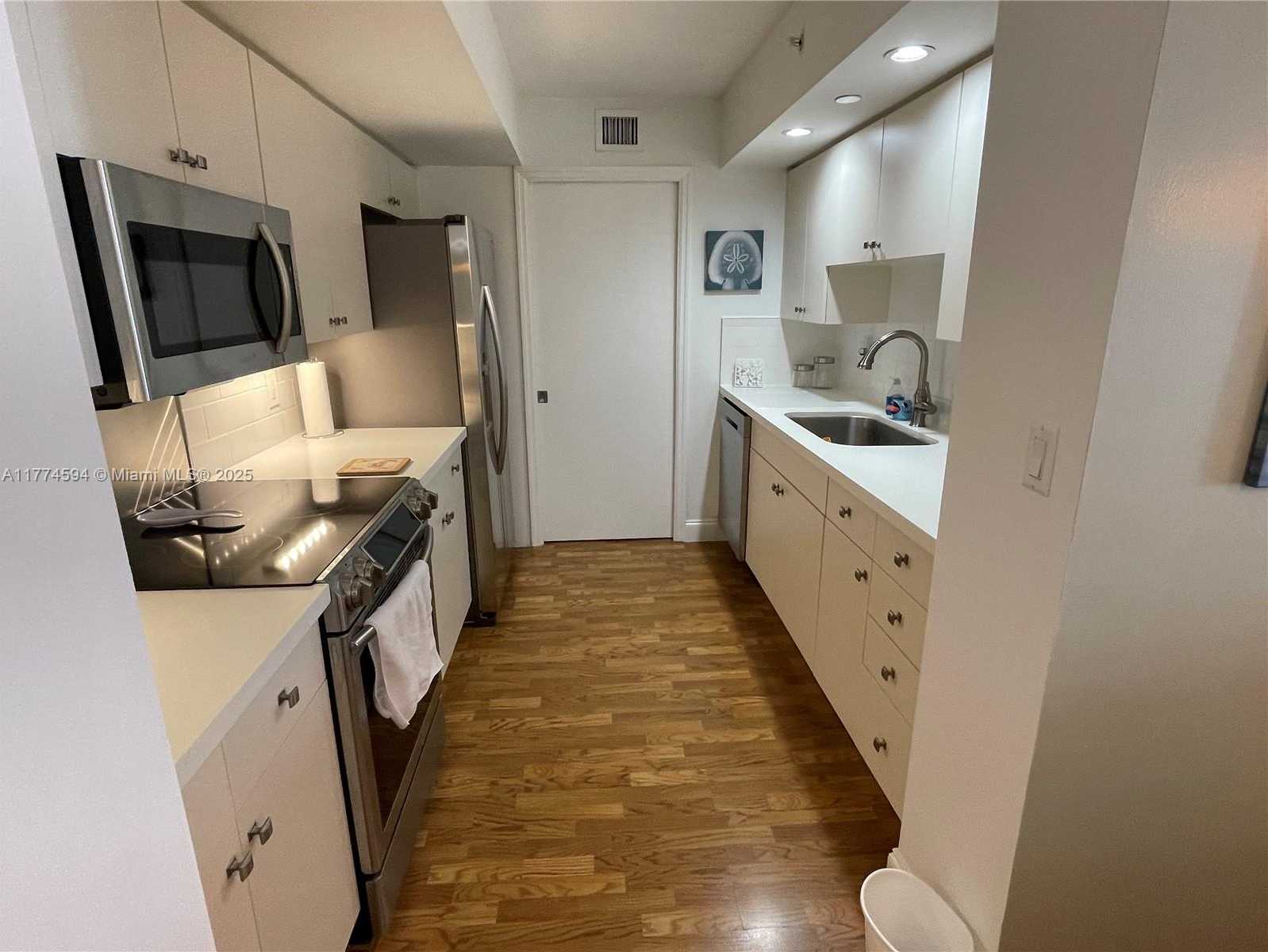 Small Image of 6917 COLLINS AVE #1008, Miami Beach Number 2
