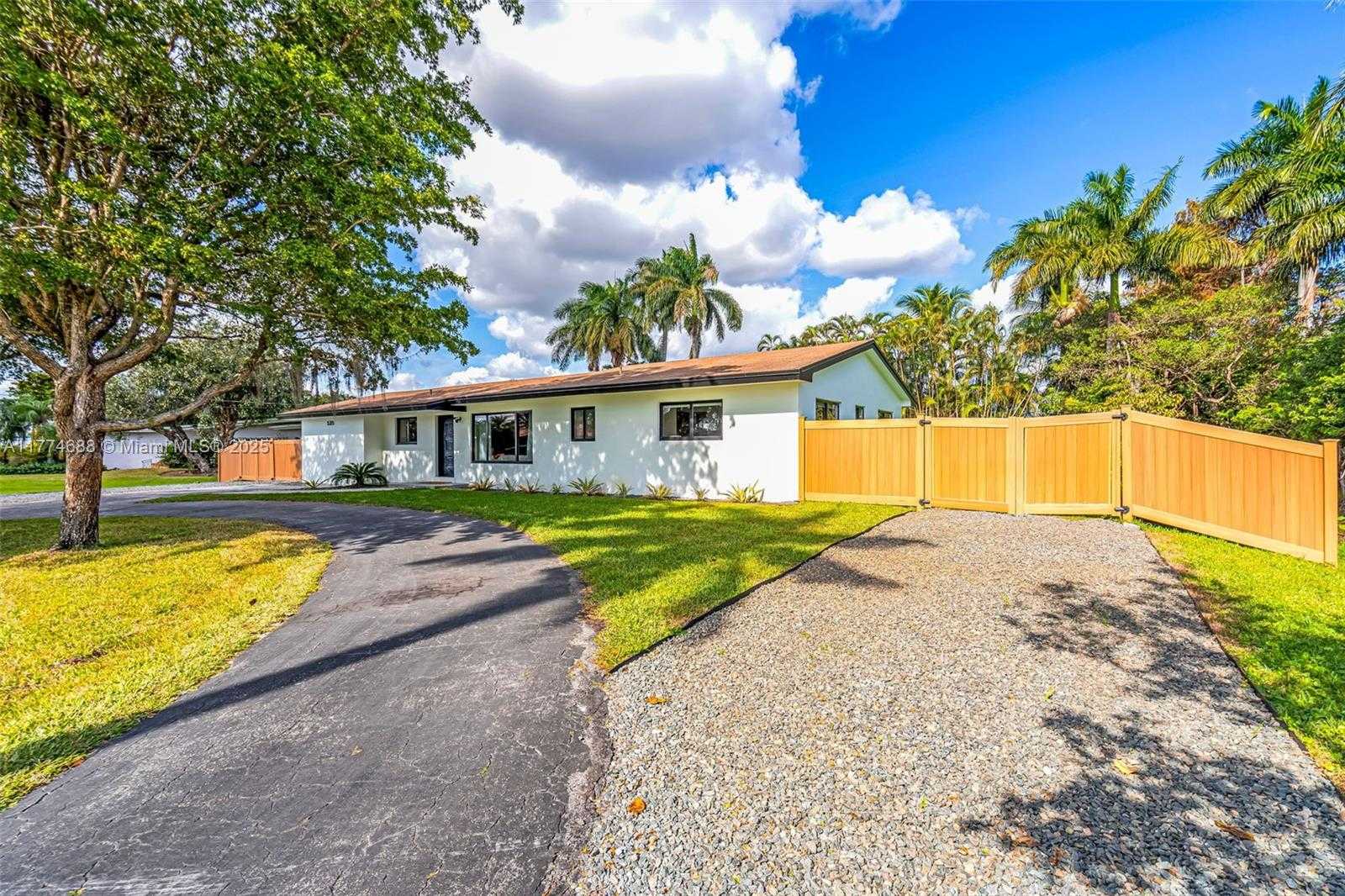 Small Image of 535 NORTH BISCAYNE RIVER DR #1, Miami Number 3