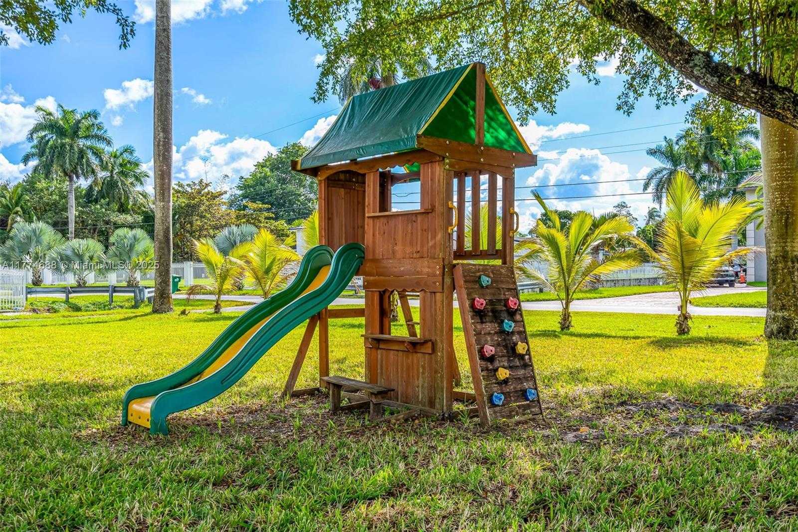 Small Image of 535 NORTH BISCAYNE RIVER DR #1, Miami Number 38