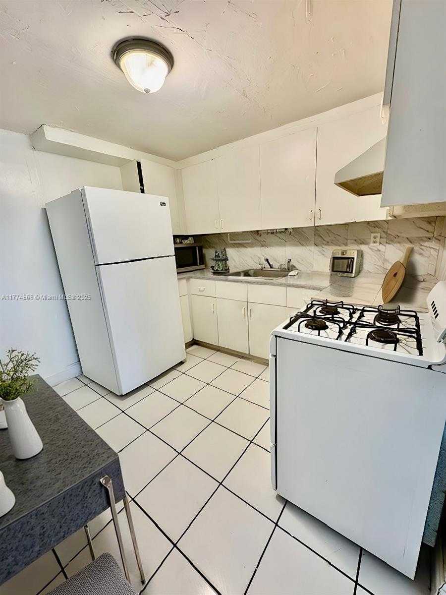 Small Image of 1230 WEST 54TH ST #212A, Hialeah Number 6