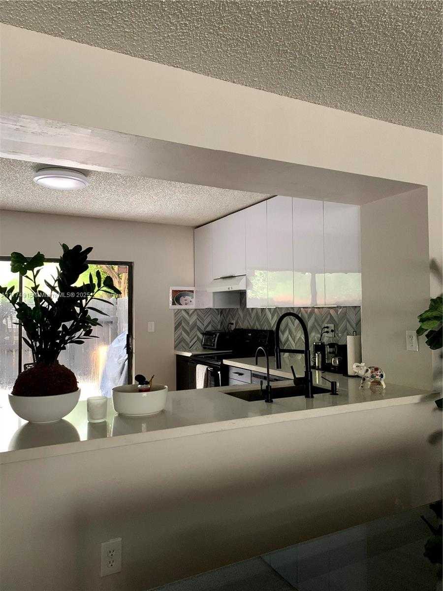 Small Image of 10289 SOUTH WEST 77TH CT #10289, Miami Number 7