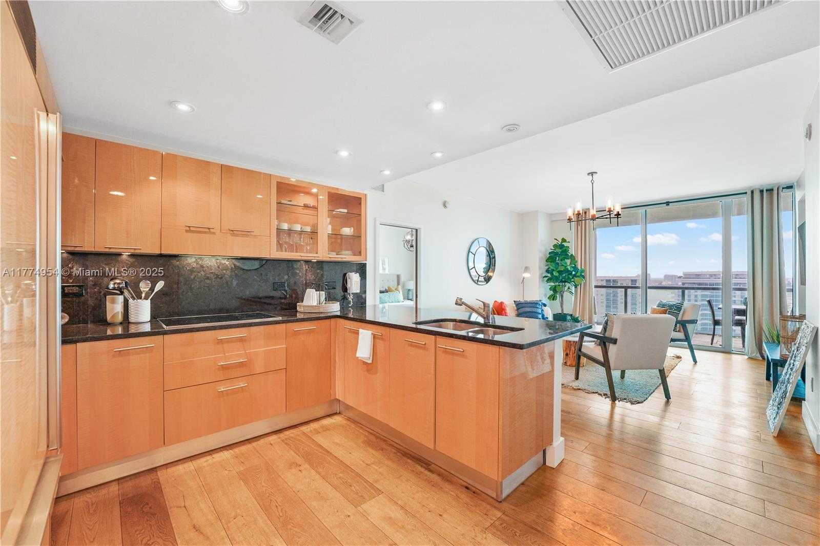 Small Image of 6799 COLLINS AVE #1506, Miami Beach Number 5
