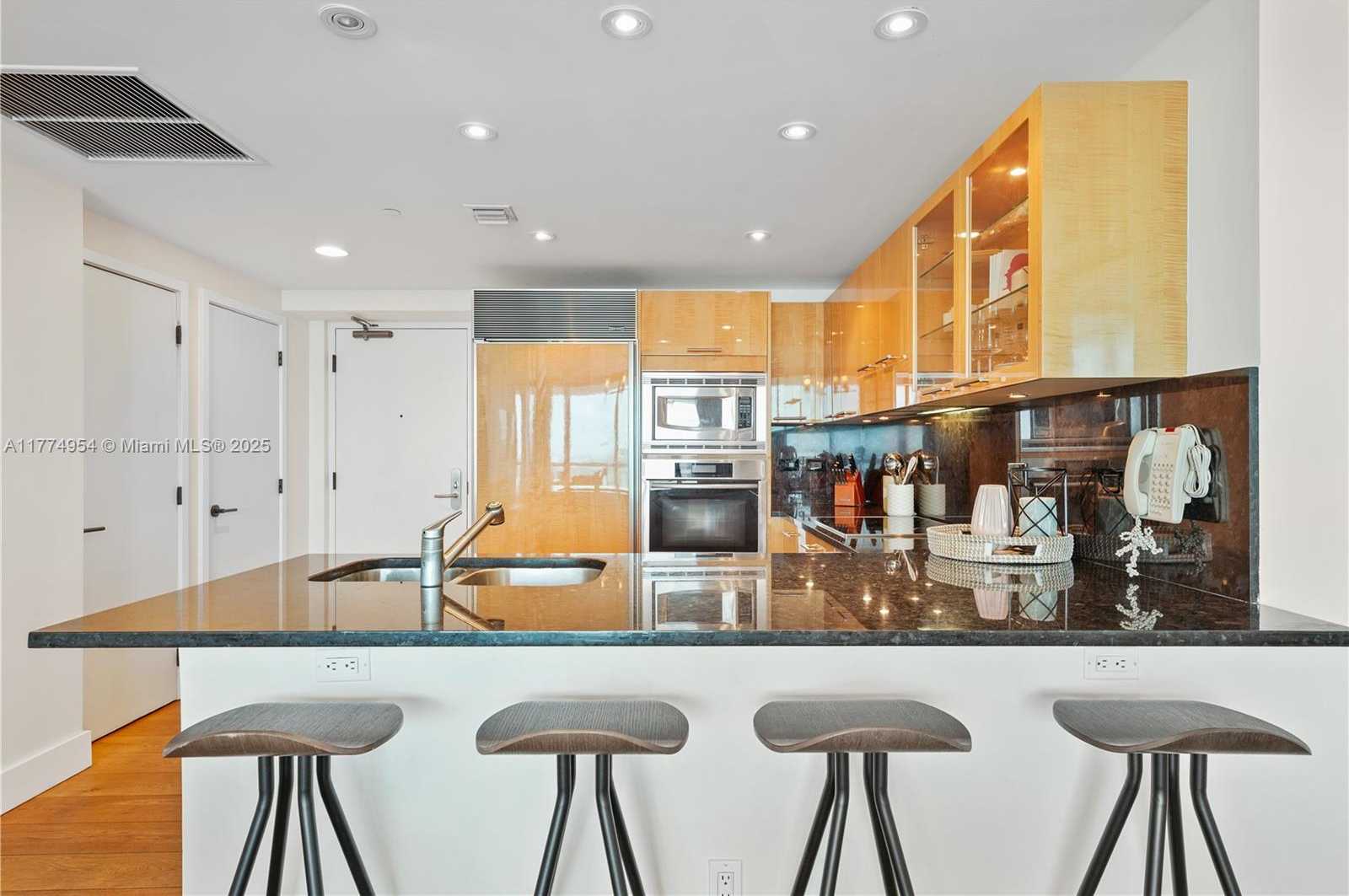 Small Image of 6799 COLLINS AVE #1506, Miami Beach Number 9
