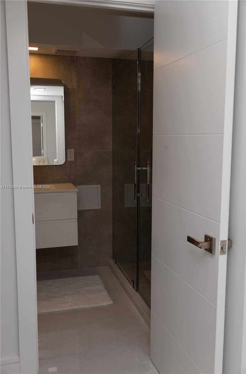 Small Image of 6039 COLLINS AVE #715, Miami Beach Number 16