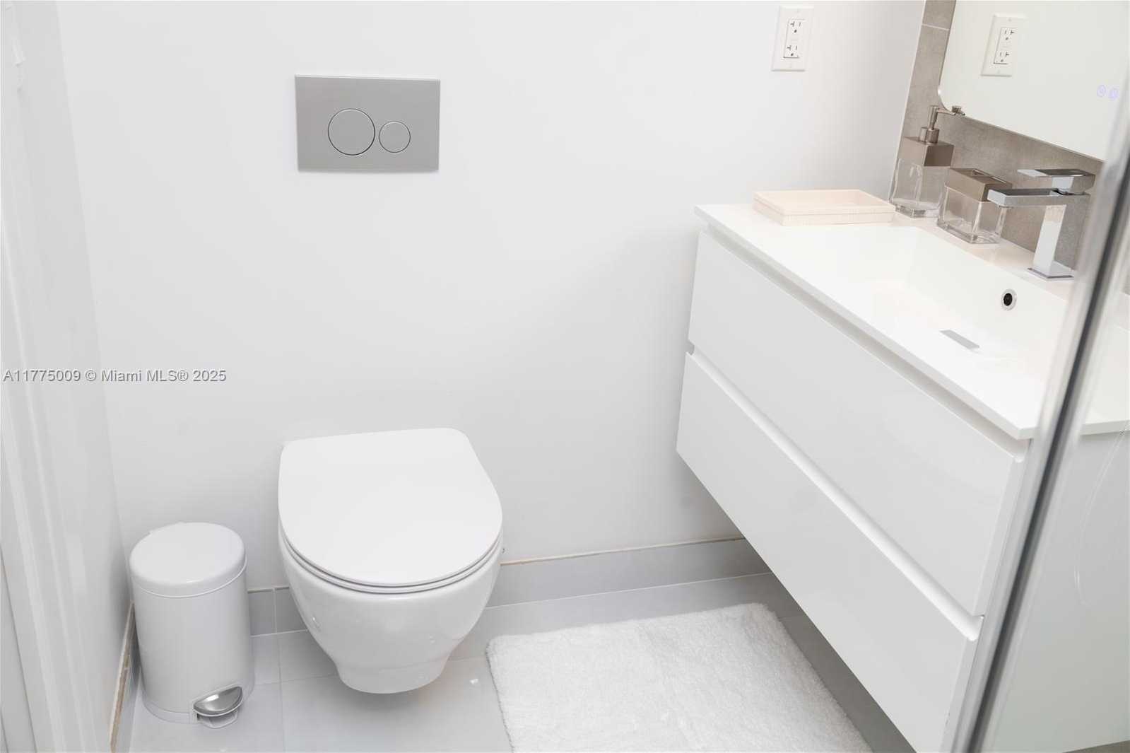 Small Image of 6039 COLLINS AVE #715, Miami Beach Number 18