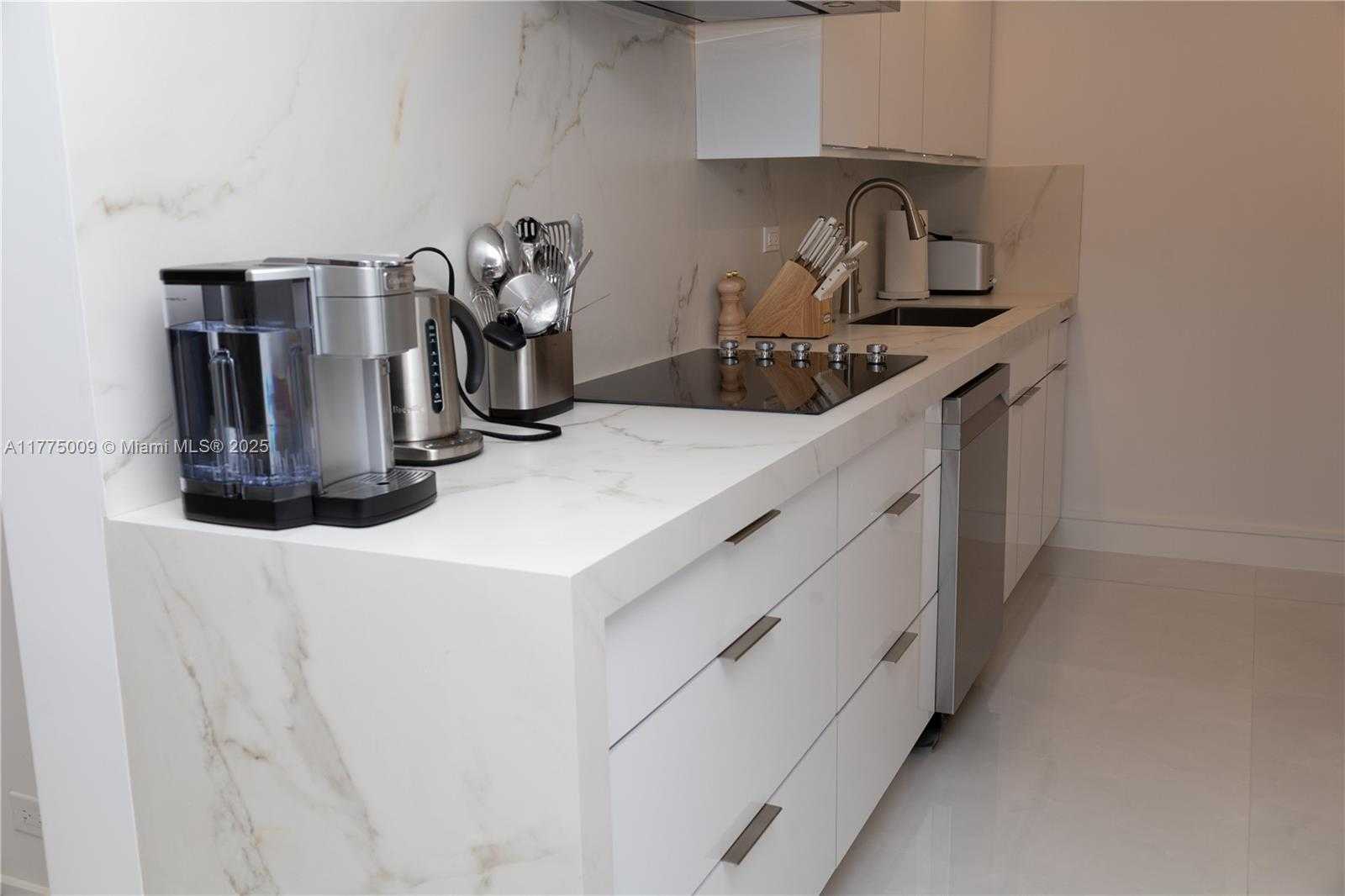 Small Image of 6039 COLLINS AVE #715, Miami Beach Number 5