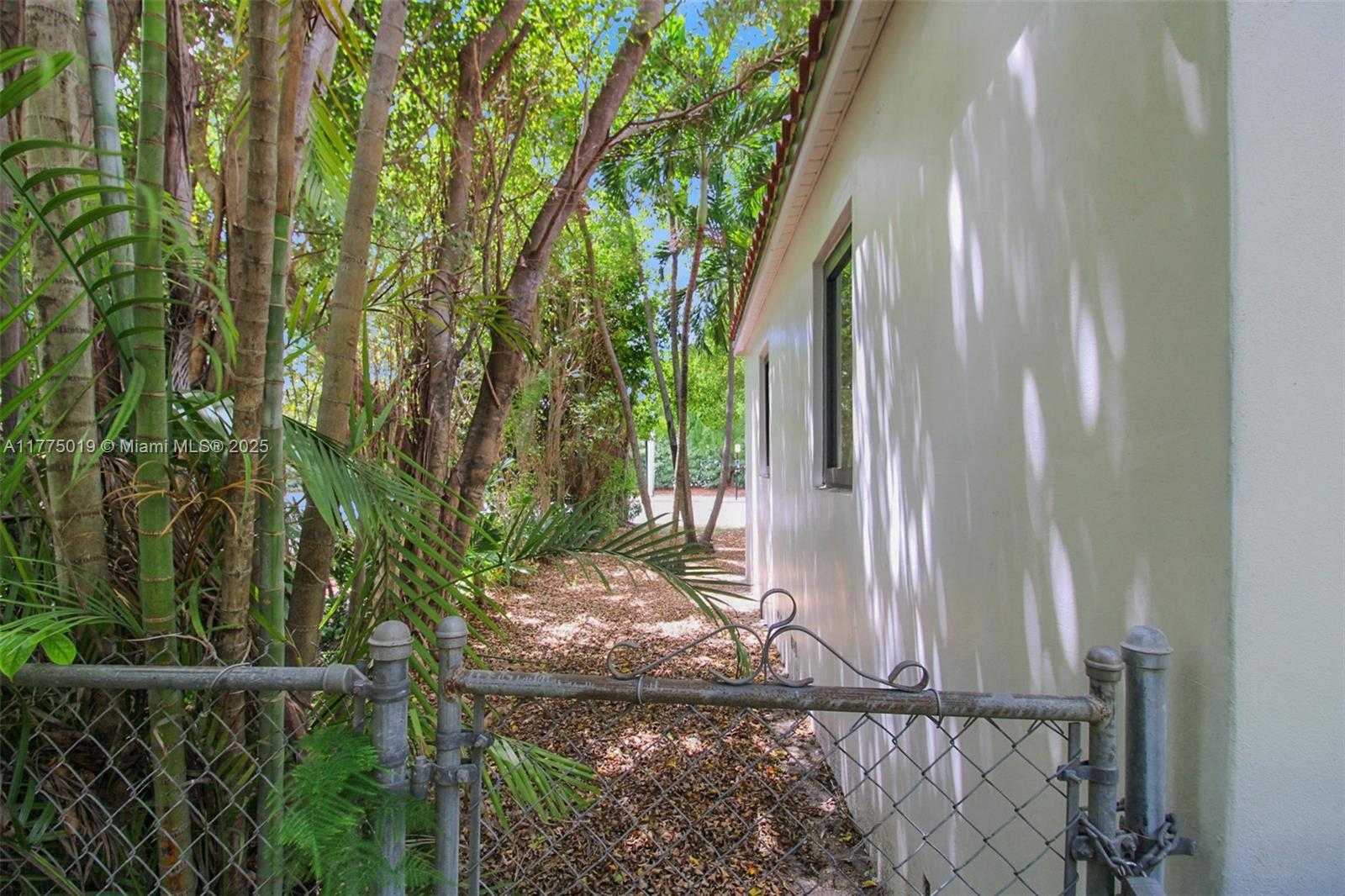 Small Image of 111 AVILA CT #111, Coral Gables Number 27