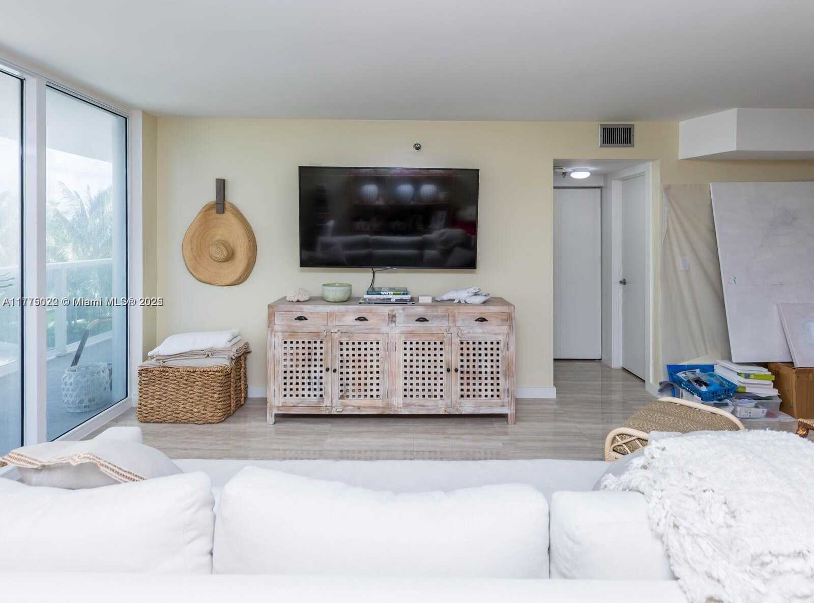 Small Image of 2401 COLLINS AVE #512, Miami Beach Number 13