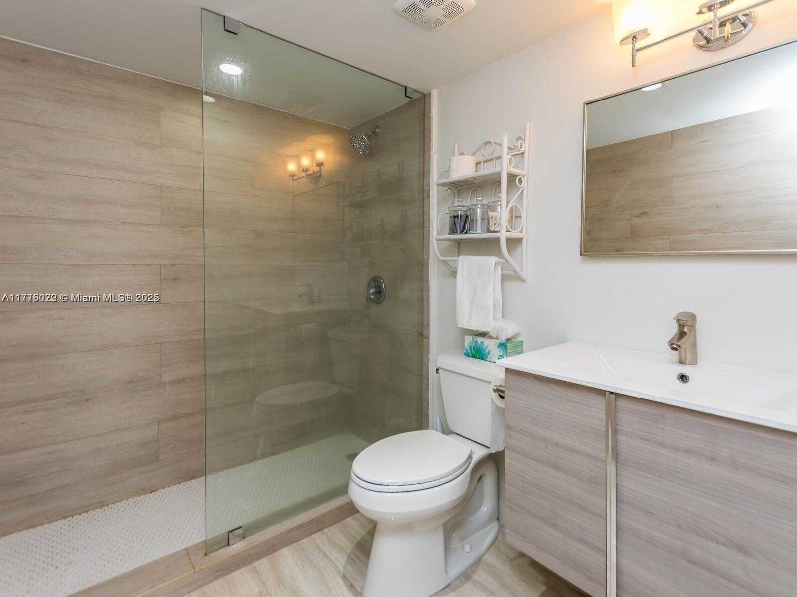 Small Image of 2401 COLLINS AVE #512, Miami Beach Number 15