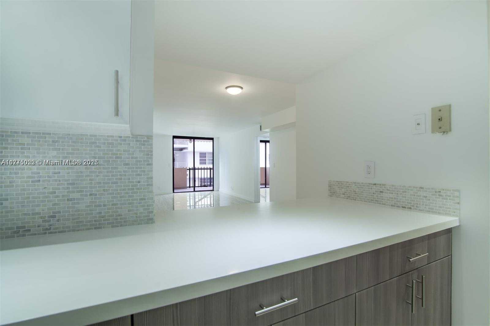 Small Image of 2401 COLLINS AVE #512, Miami Beach Number 19