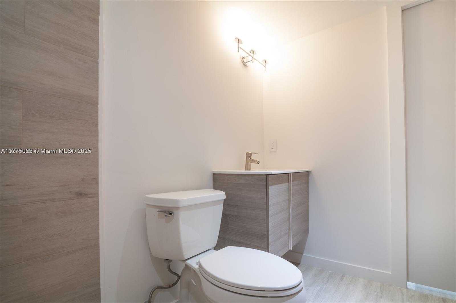 Small Image of 2401 COLLINS AVE #512, Miami Beach Number 25