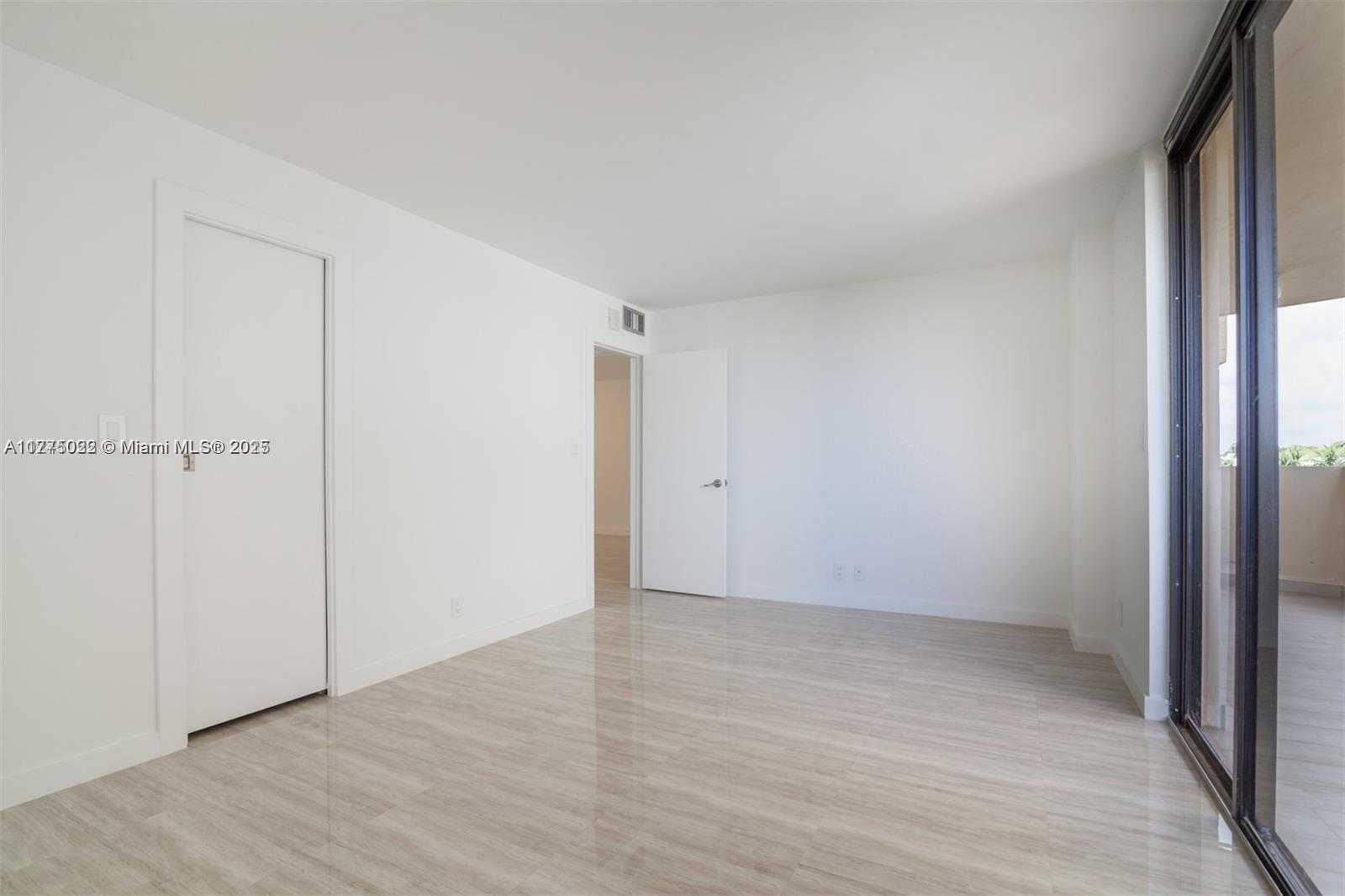 Small Image of 2401 COLLINS AVE #512, Miami Beach Number 27