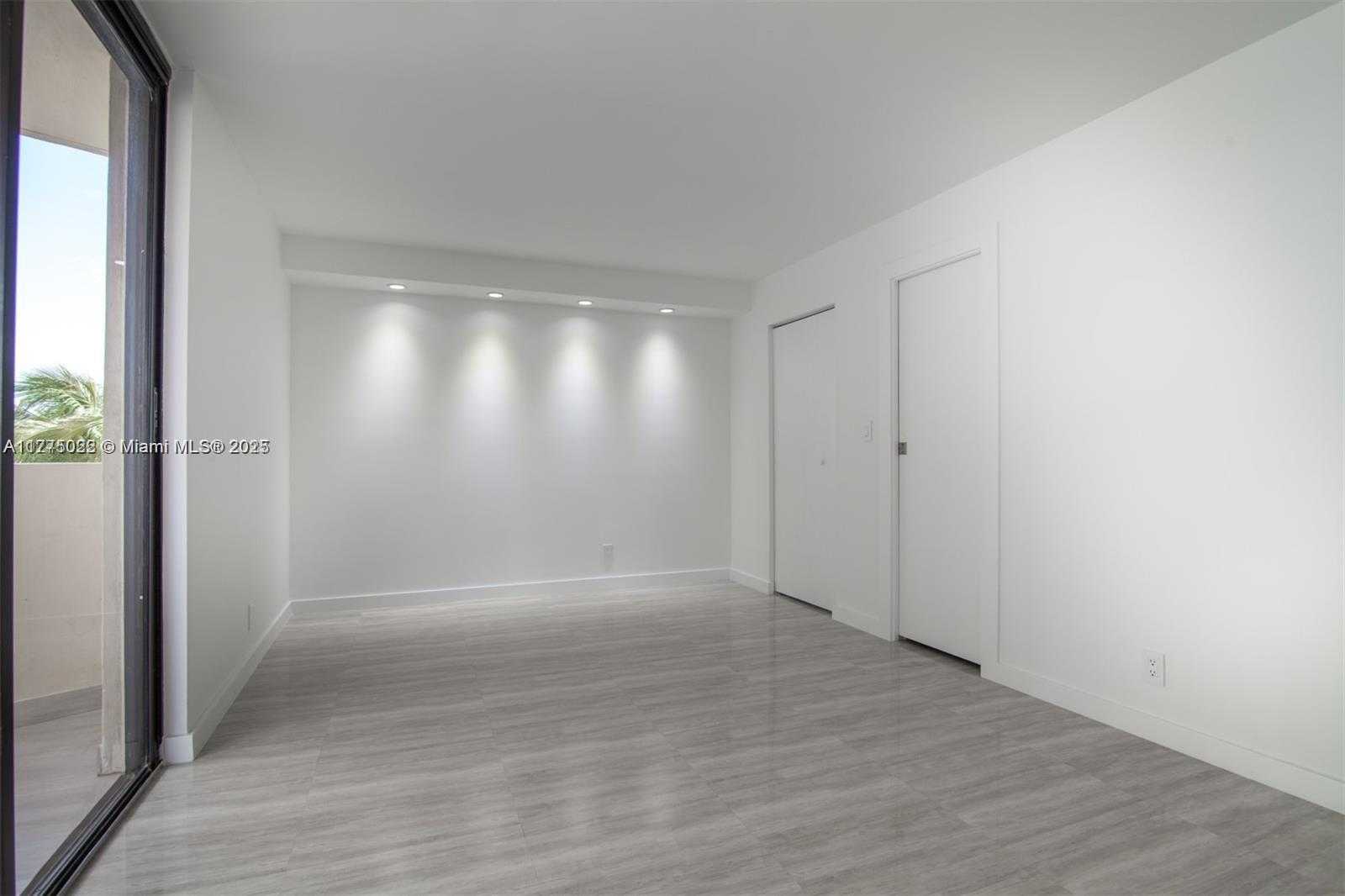 Small Image of 2401 COLLINS AVE #512, Miami Beach Number 28