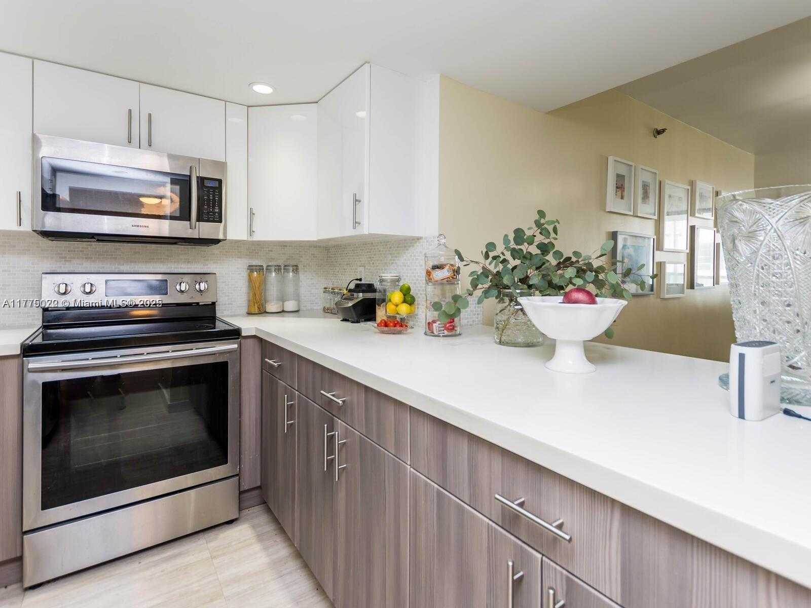 Small Image of 2401 COLLINS AVE #512, Miami Beach Number 3