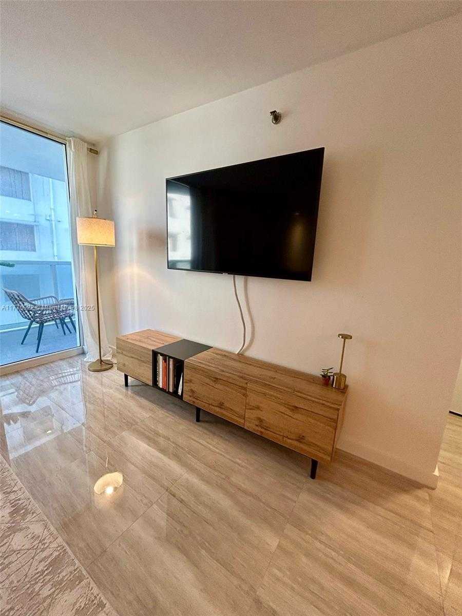 Small Image of 2401 COLLINS AVE #512, Miami Beach Number 8