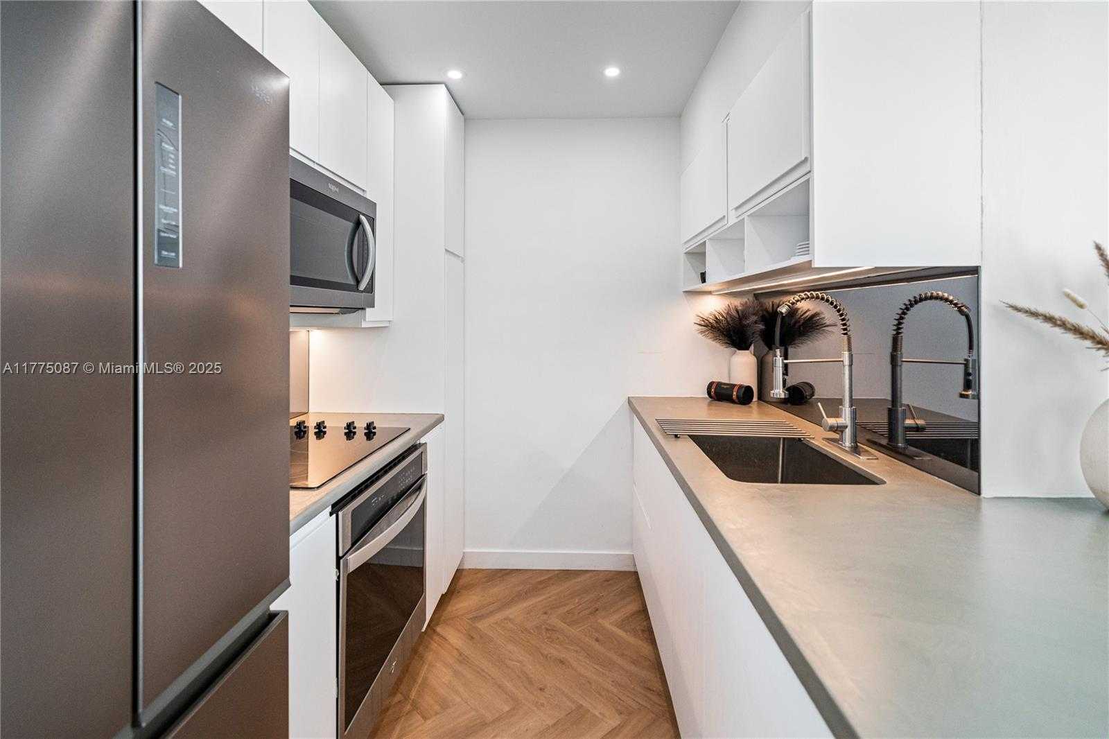 Small Image of 1000 WEST AVE #516, Miami Beach Number 14