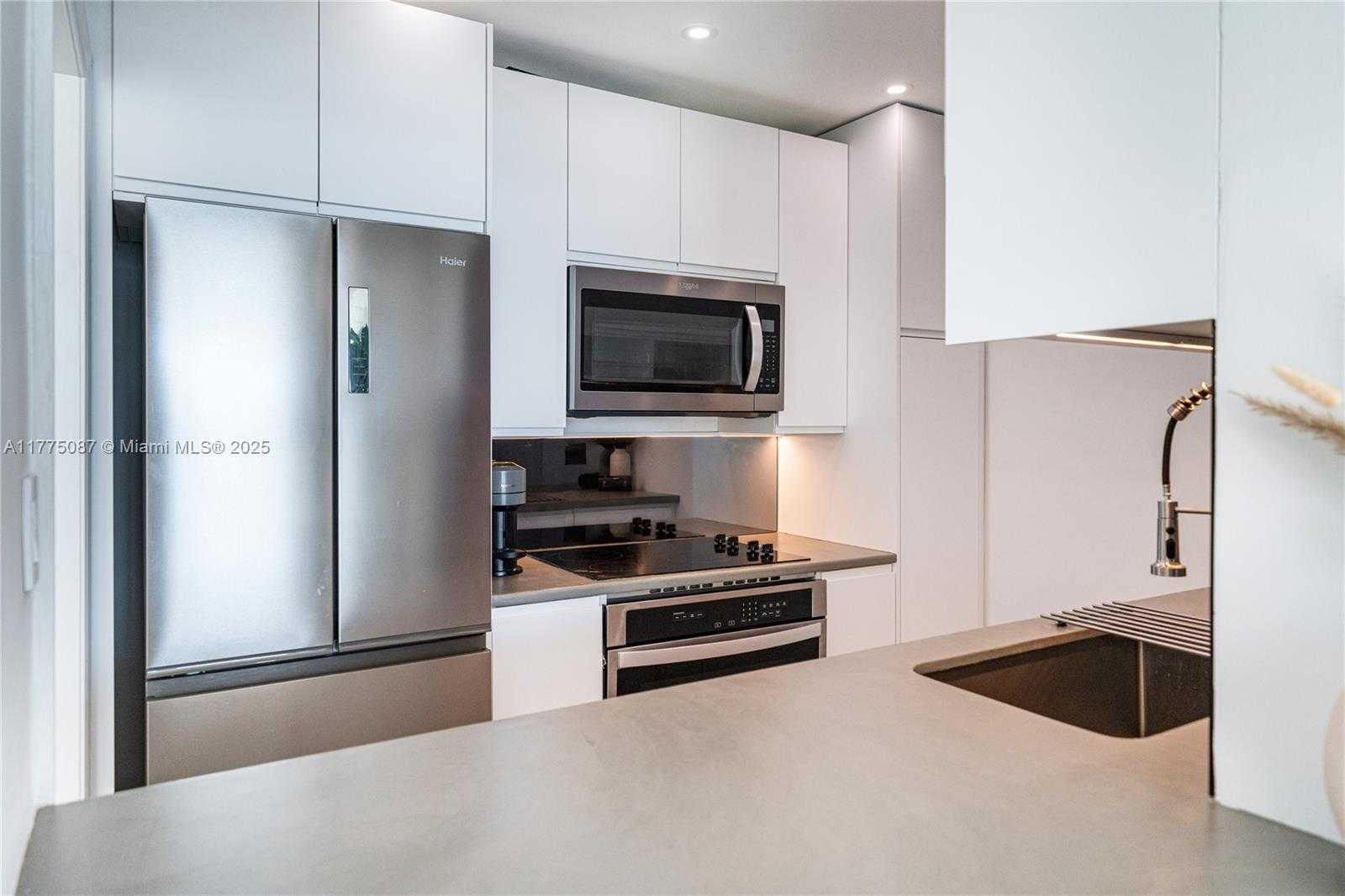 Small Image of 1000 WEST AVE #516, Miami Beach Number 15