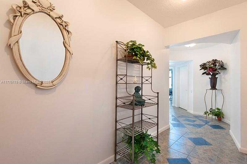 Small Image of 1500 OCEAN DR #705, Miami Beach Number 12