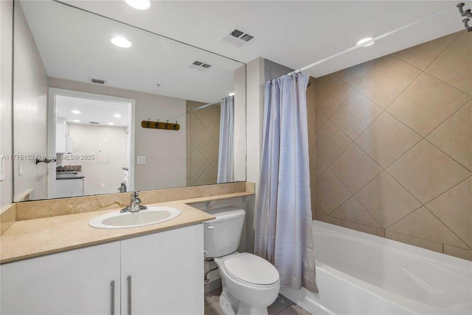 Small Image of 335 SOUTH BISCAYNE BLVD #2706, Miami Number 4