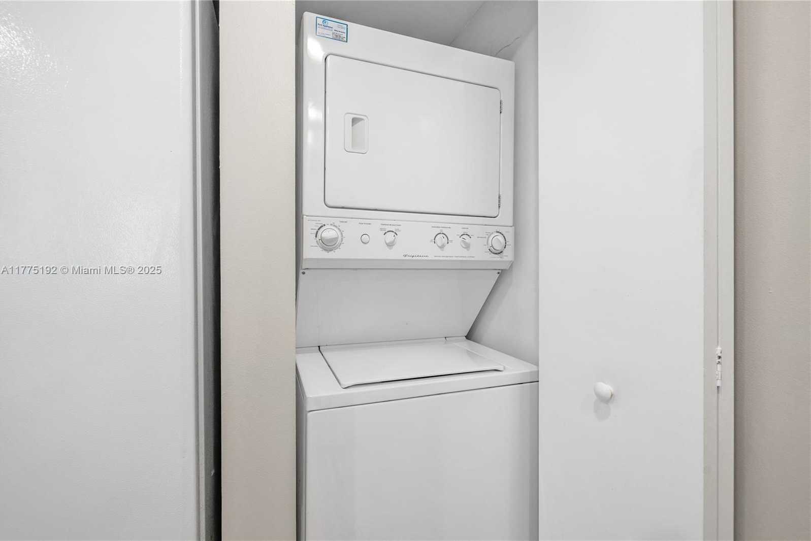 Small Image of 335 SOUTH BISCAYNE BLVD #2706, Miami Number 9