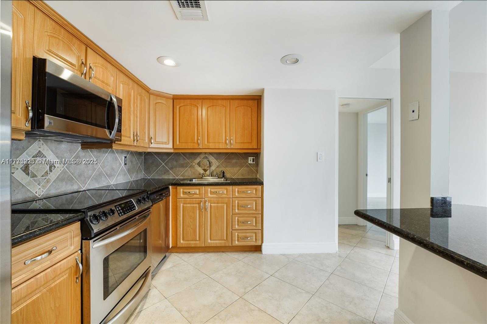Small Image of 2025 BRICKELL AVE #605, Miami Number 2