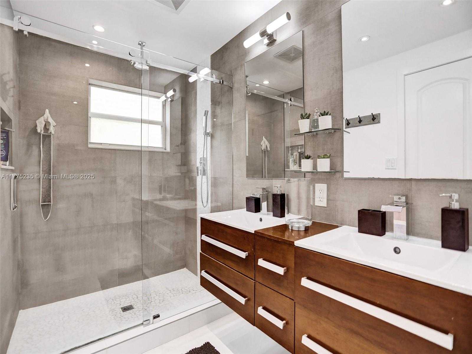 Small Image of 1273 NORTH EAST 92ND ST, Miami Shores Number 3