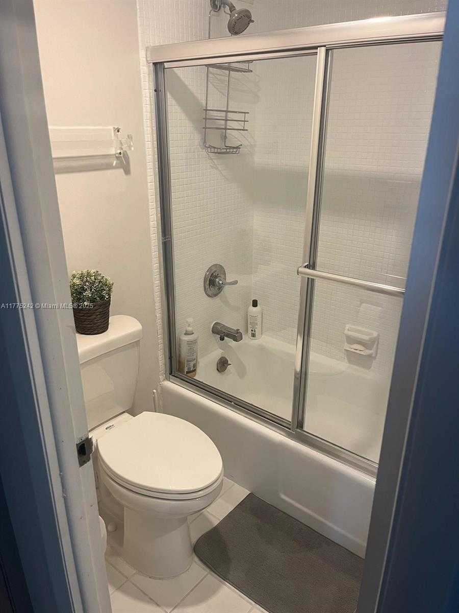 Small Image of 11111 BISCAYNE BLVD #11D, Miami Number 5