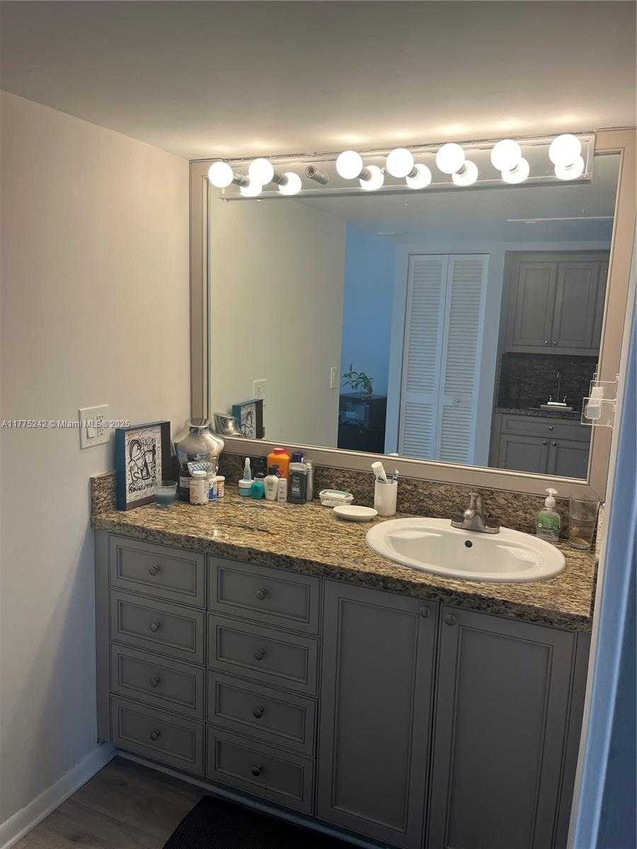 Small Image of 11111 BISCAYNE BLVD #11D, Miami Number 7