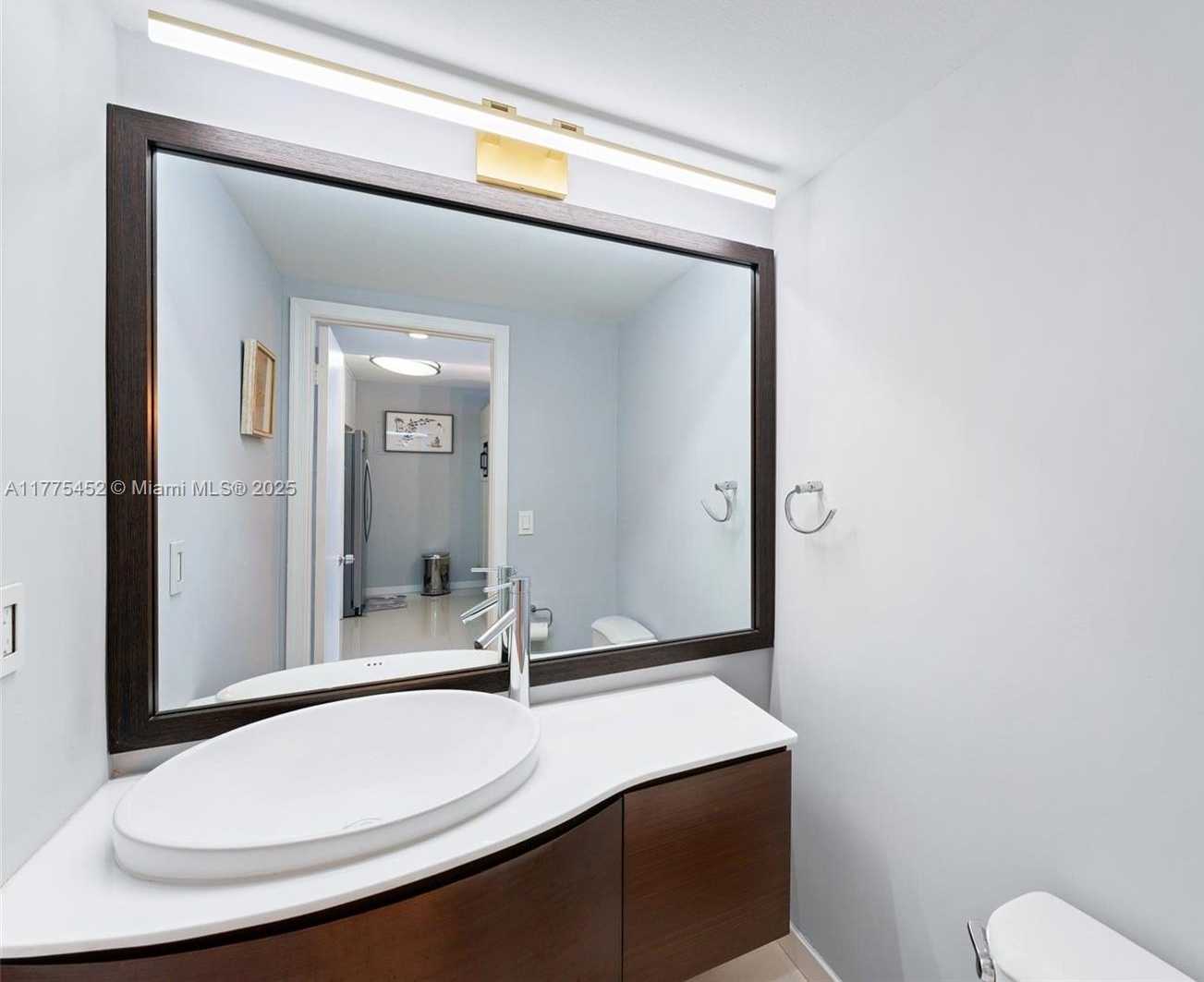 Small Image of 155 OCEAN LANE DR #407, Key Biscayne Number 17