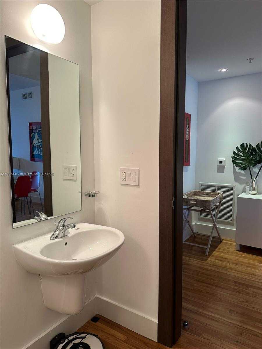 Small Image of 2001 MERIDIAN AVE #309, Miami Beach Number 20