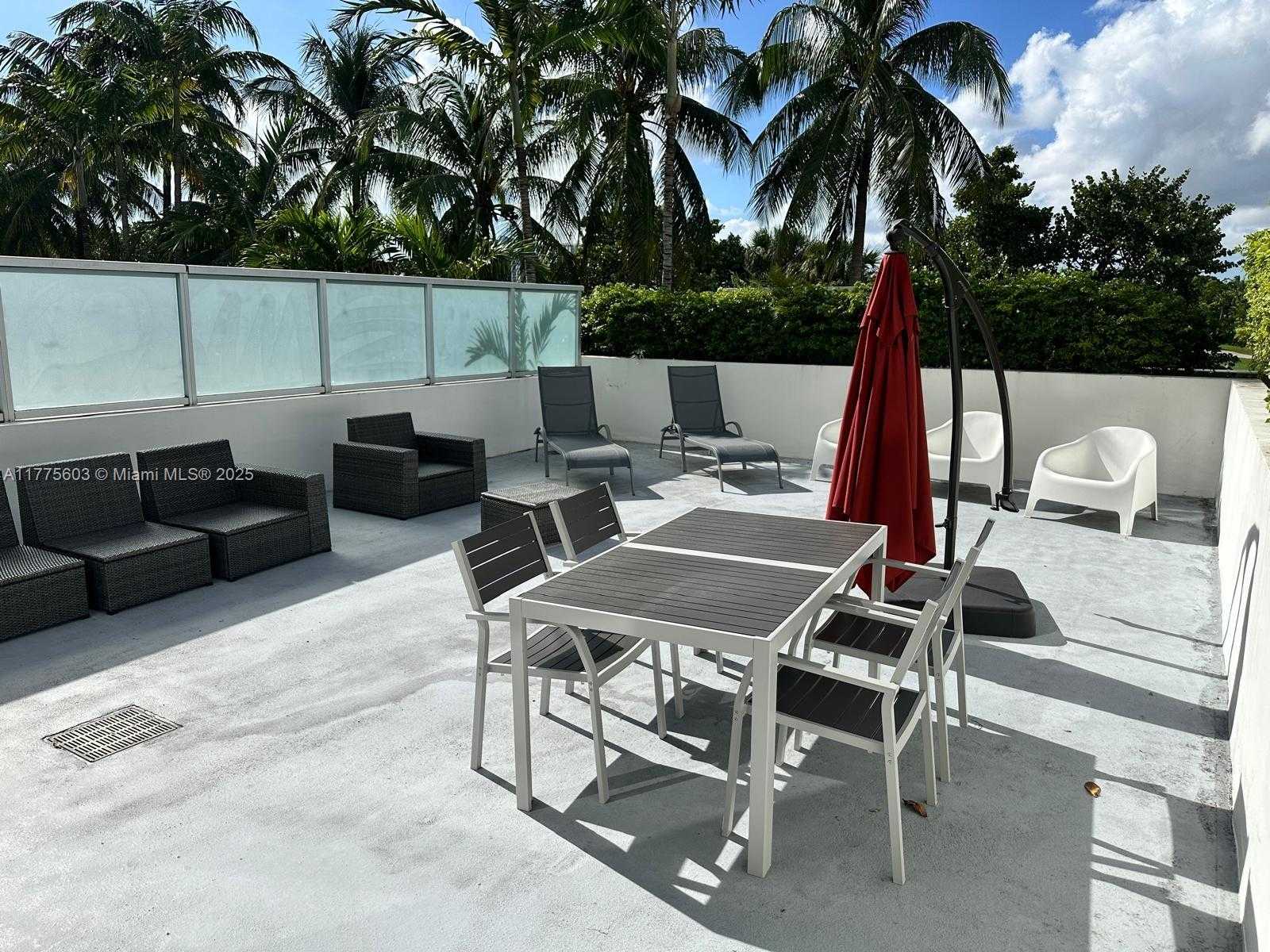 Small Image of 2001 MERIDIAN AVE #309, Miami Beach Number 3