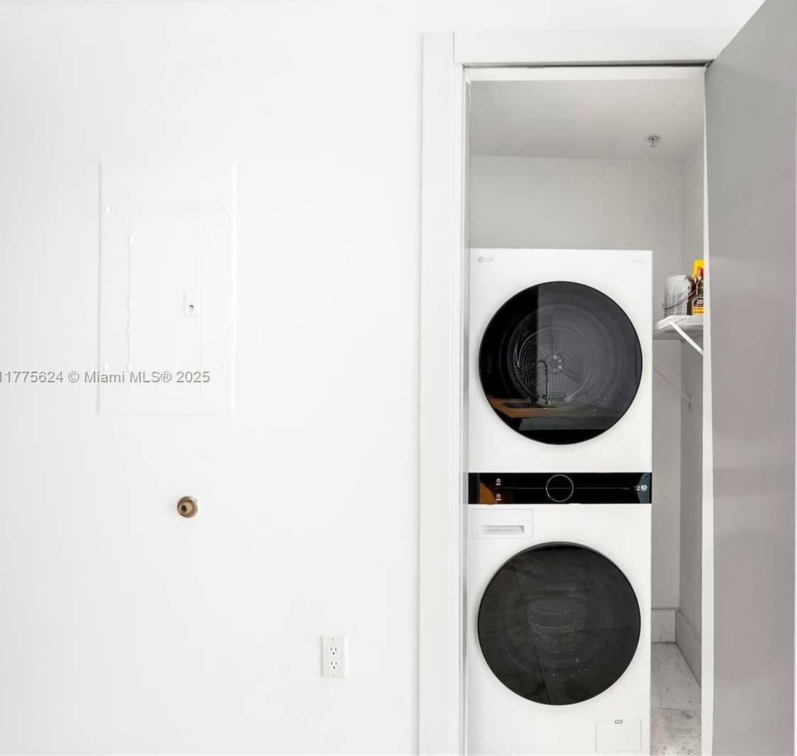 Small Image of 200 BISCAYNE BOULEVARD WAY #4004, Miami Number 18