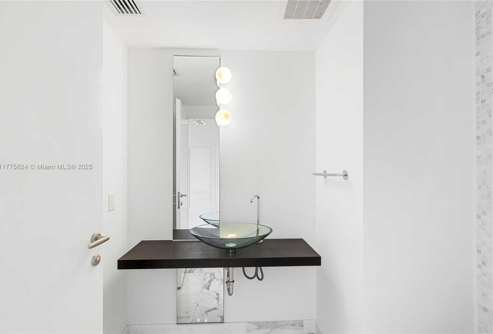 Small Image of 200 BISCAYNE BOULEVARD WAY #4004, Miami Number 19