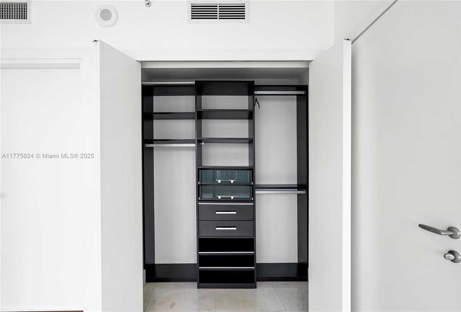 Small Image of 200 BISCAYNE BOULEVARD WAY #4004, Miami Number 23