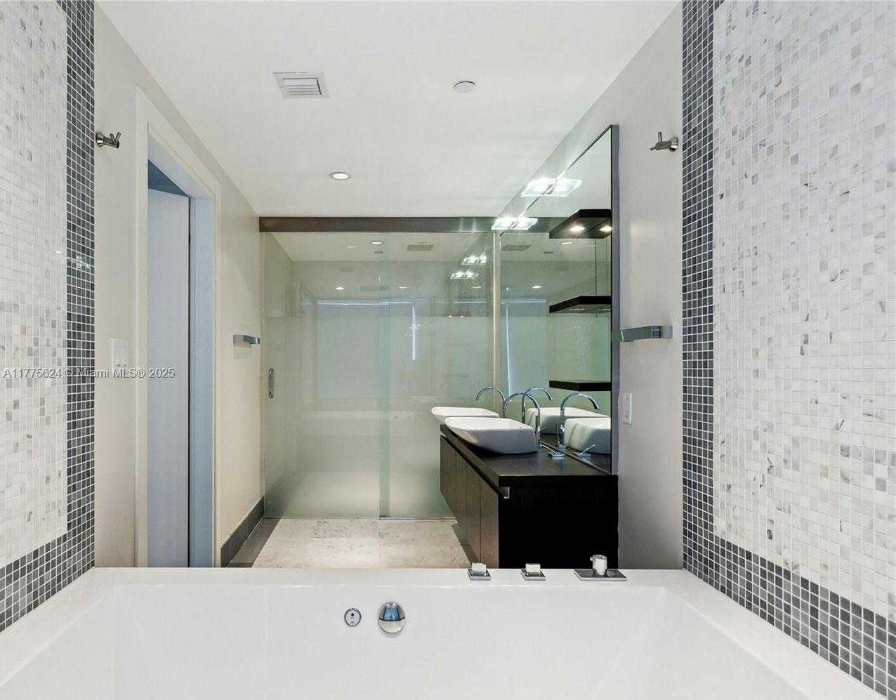 Small Image of 200 BISCAYNE BOULEVARD WAY #4004, Miami Number 3