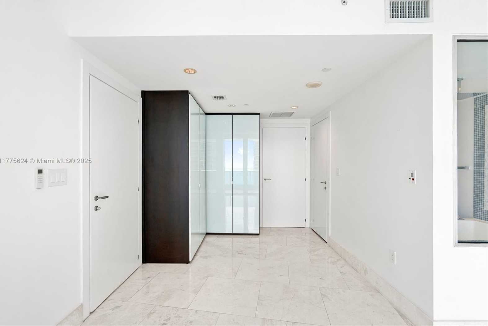 Small Image of 200 BISCAYNE BOULEVARD WAY #4004, Miami Number 30